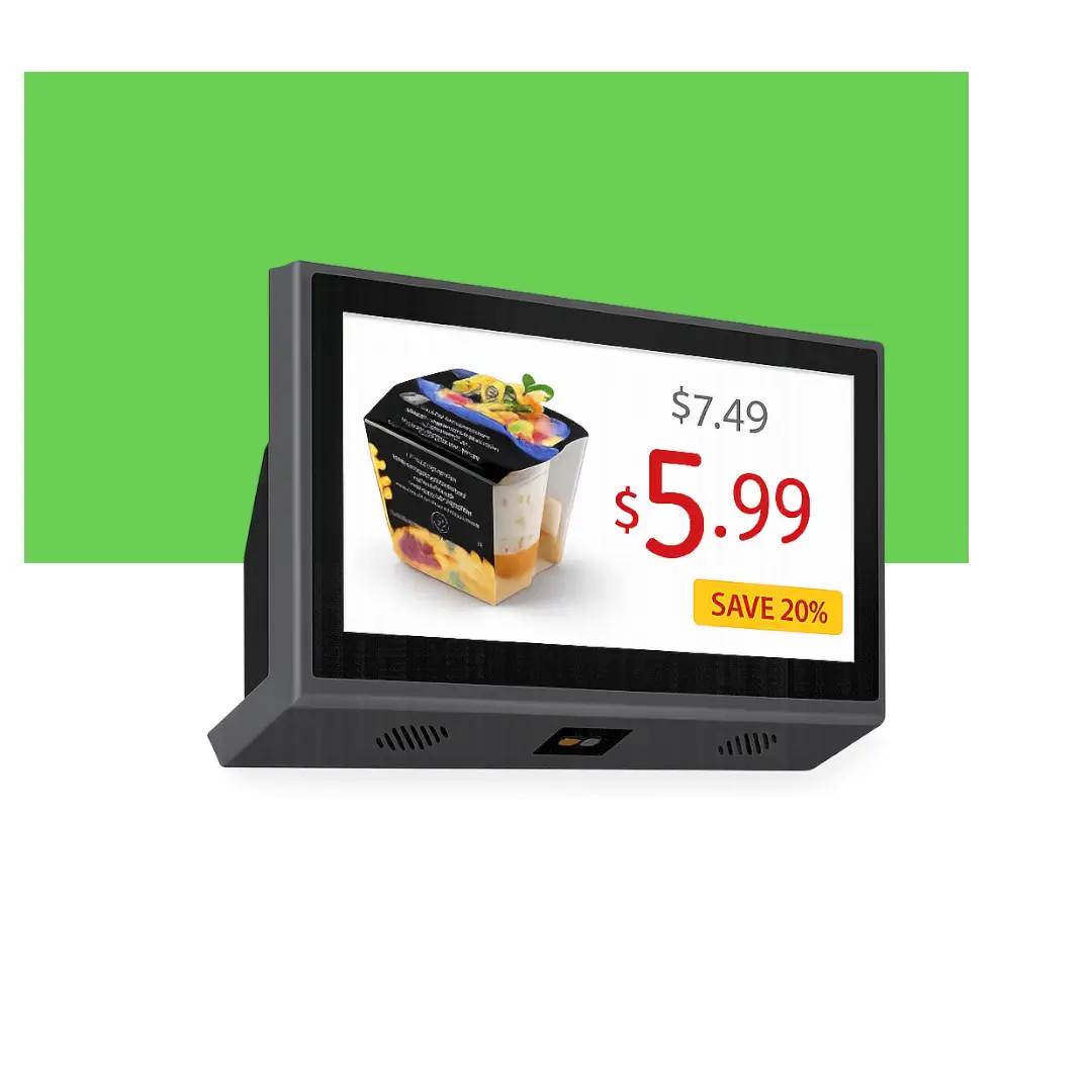 Покупатель проверяет цену через прайс-чекер